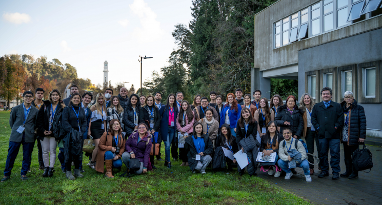 Primeras jornadas de farmacogeriatría presentan pósters de estudiantes de pregrado en inglés